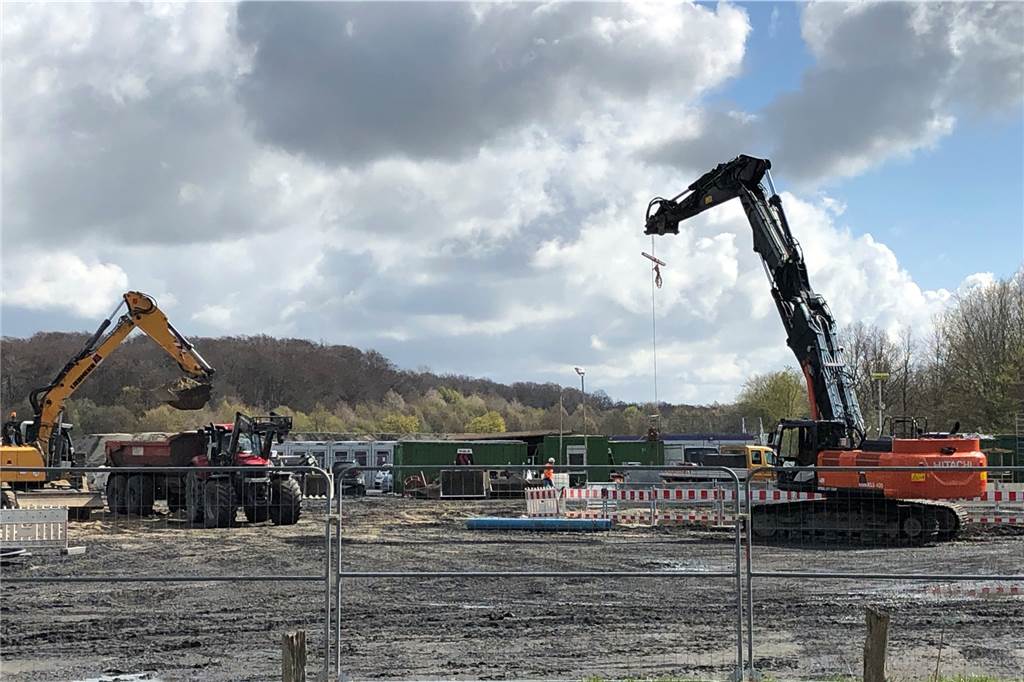 Mit Video: 110-Tonnen-Riesenbohrer schafft Platz fürs Erdkabel In der Nähe der Reithalle im Bleikenkamp wird an der Übergabestelle für das Erdkabel der 380-KV-Leitung gearbeitet, dort wird ein Gebäude entstehen.