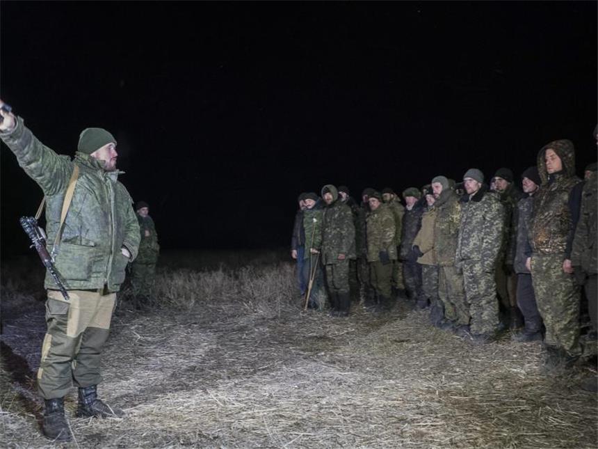 Separatisten kündigen Abzug schwerer Militärtechnik an In der Nähe der Separatistenhochburg Lugansk übergaben Separatisten der ukrainischen Armee 139 Offiziere, das Militär ließ dafür 52 Aufständische frei. Foto: Andrei Leble
