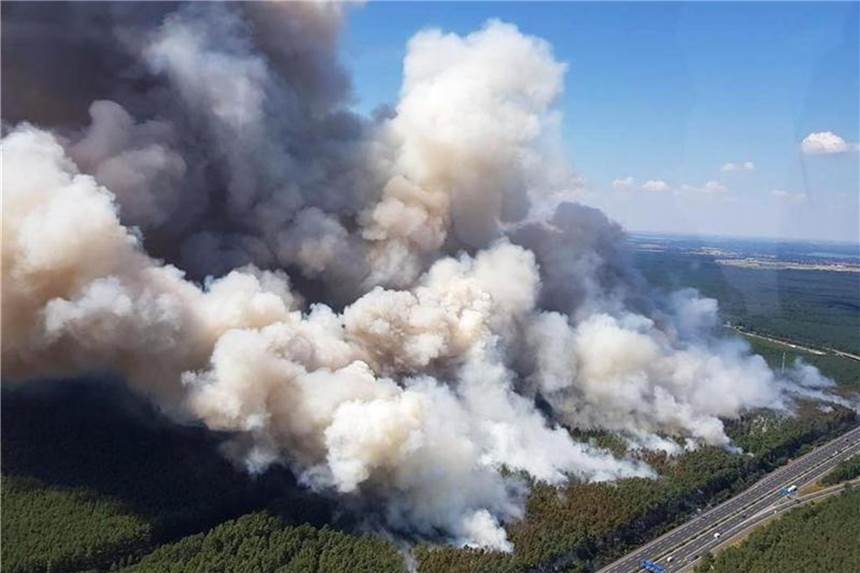 Autobahn A9 bei Potsdam wieder frei In der Nähe des Autobahndreiecks Potsdam sind rund 90 Hektar Kiefernwald in Flammen aufgegangen. Die Feuerwehr rückte mit einem Großaufgebot an. Foto: Polizei Brandenburg