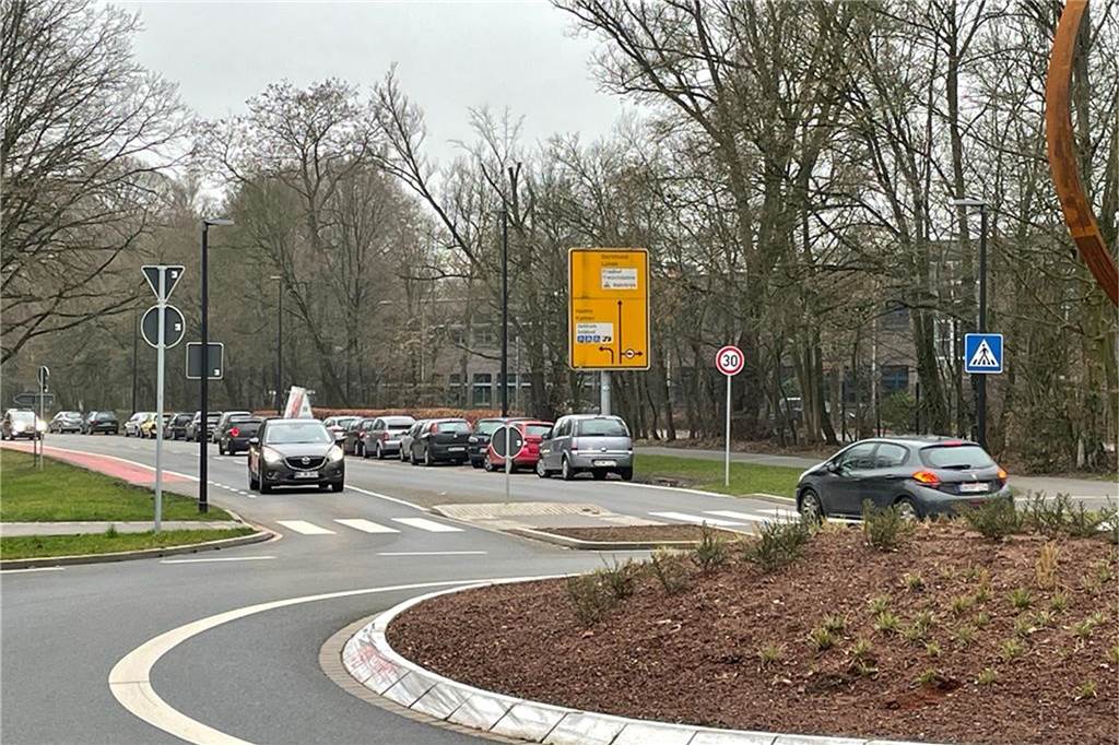 In der Nähe des Kreisverkehrs befinden sich mehrere „Einrichtungen mit besonderem Schutz“.