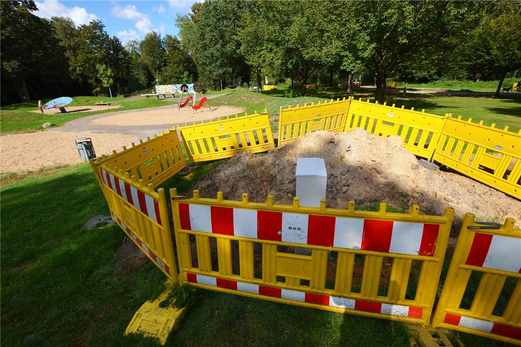 Landfrieden im Volksgarten: Ein Arbeitskreis berät, wie es weiter geht In der Nähe des Spielplatzes ist ebenfalls ein neuer Stromkasten und Wasseranschluss. Der Spielplatz soll unter Beteiligung von Kindern und Jugendlichen ebenfalls komplett neu gestaltet werden.