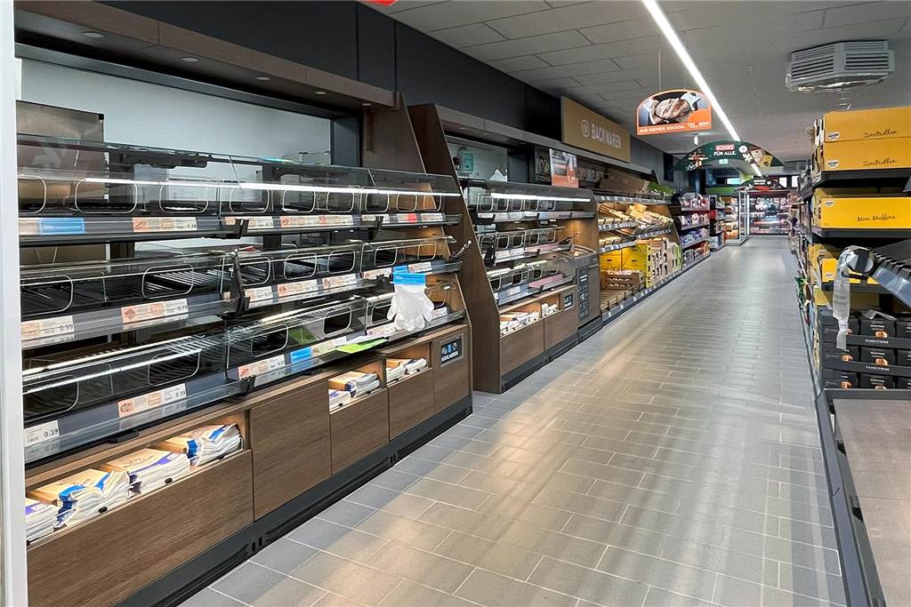 Backwarenregale im Legdener Aldi.