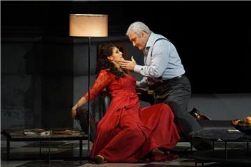 In der Neuinszenierung von „Tosca“ mimt Anja Harteros die Titelfigur, während Ludovic Tézier als Baron Scarpia zu sehen ist. Foto: Monika Forster/OFS
