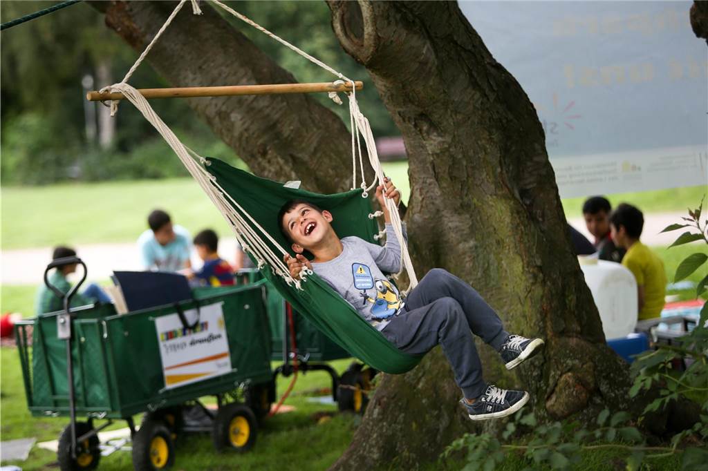 Statistik: So viele Dortmunder wie seit mehr als 50 Jahren nicht mehr Ein Kind in einer Schaukel beim Nordstadt-Sommer im Hoeschpark in Dortmund.