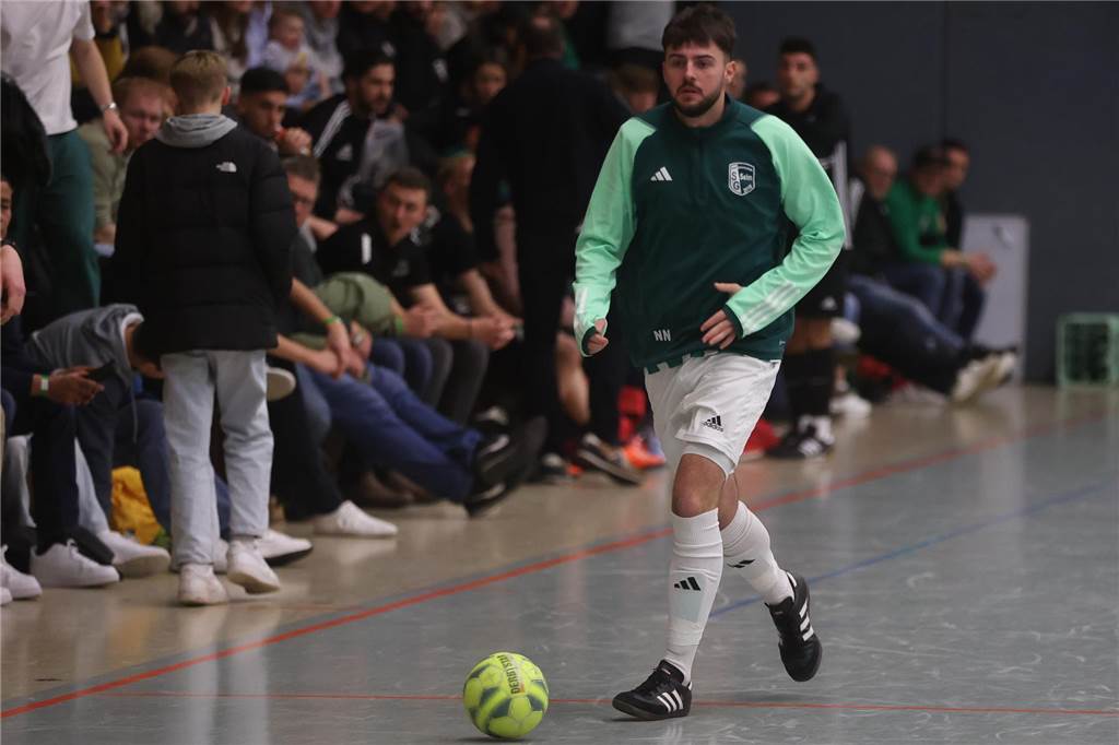 SG Selm: Nils Böckenbrink bester Keeper beim Davertpokal Niklas Neumann führt den Ball.