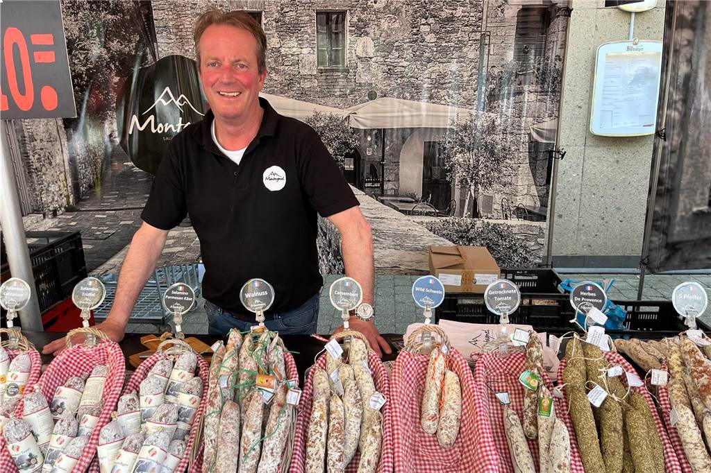Ein Wurststand beim Olfener Frühlingsfest.