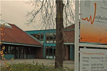 In der Olfener Wolfhelmschule gilt für alle Menschen, die die Schule betreten möchten, eine Mundschutz-Pflicht.