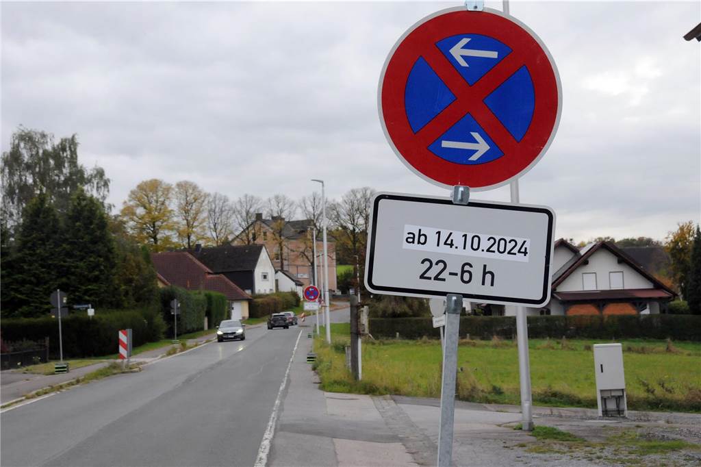 Halteverbotsschilder stehen entlang der Ortsdurchfahrt Grürmannsheide.