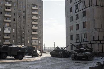 In der Ostukraine bekämpfen sich seit vier Jahren ukrainische Regierungseinheiten und prorussische Separatisten. Foto: Evgeniy Maloletka/AP/Archiv