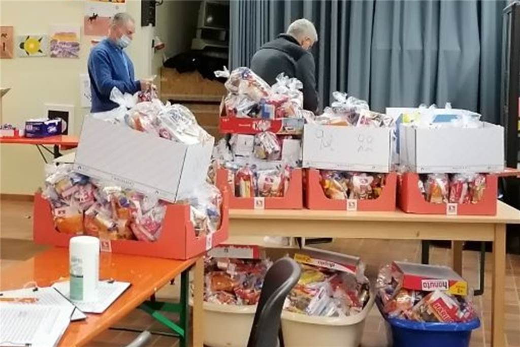 Feuerwehr-Spende: Hunderte Weihnachtstüten an der Kreuzschule verteilt In der "Packstraße" der Kreuzschule durften dank der Spende der Feuerwehr hunderte Weihnachtstüten gepackt werden.