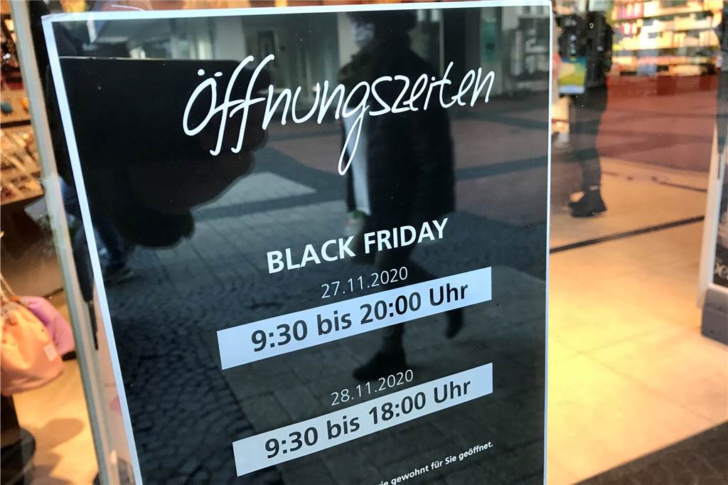 Black Friday ist in der Coronakrise auch für viele Einzelhändler ein Muss In der Parfümerie Pieper gibt es einen Hinweis auf eigene Black-Friday-Öffnungszeiten.