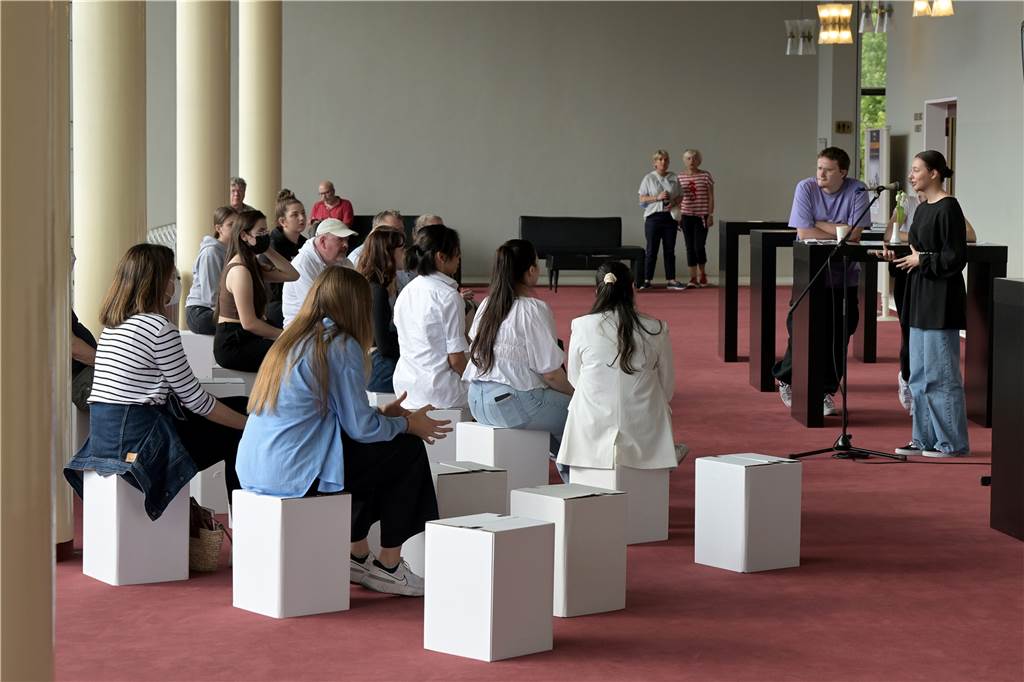 Poetry Slam: „Frieden ist nicht, wenn es nur Europa gut geht“ In der Pause beim jungen Theaterfestival gab es am Freitagabend einen Poetry-Slam, den fünf Schüler des GSG gestaltet haben.