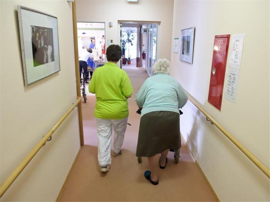 "Auf der letzten Rille" - Therapien gegen den Pflegenotstand In der Pflege herrscht ein großer Fachkräftemangel. Die Gewerkschaft Verdi sieht den Grund in der schlechten Bezahlung. Foto: Tobias Kleinschmidt/dpa