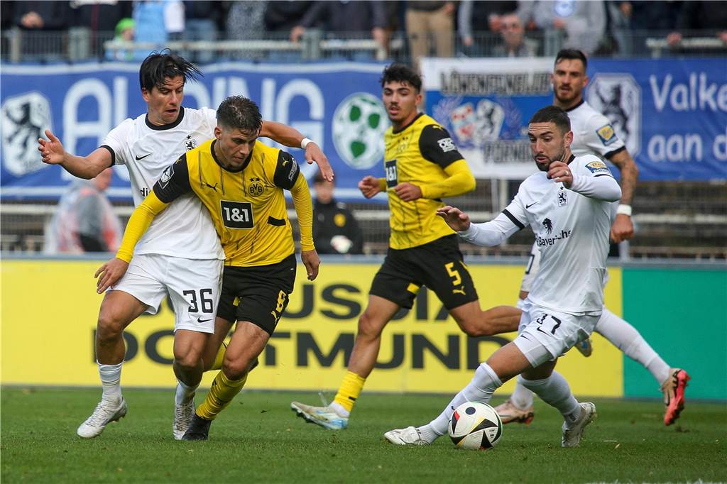BVB-U23 rutscht nach 1:2 weiter ab – Eberwein schlägt Alarm: „Haben uns nicht mehr gewehrt“ Franz Roggow führt einen Zweikampf.