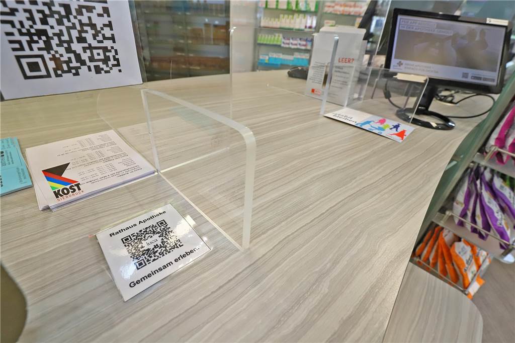 Für Erfolg mit der Luca-App „muss es noch einiges an Aufklärung geben“ In der Rathaus-Apotheke in Holzwickede können Kunden mit dem Smartphone einen QR-Code einscannen und gewissermaßen digital einchecken. Sie lassen auf diese Weise - in verschlüsselter Form - ihre Daten speichern, die ausschließlich vom Gesundheitsamt entschlüsselt werden können sollen.