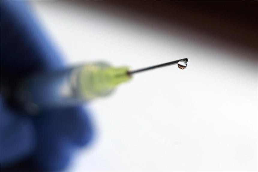 Dreifachimpfstoff wirkt kaum gegen verbreiteten Grippevirus In der Regel übernehmen Krankenkassen die Kosten für den Dreifachimpfstoff. Für die Übernahme des teureren Präparats muss eine Begründung des Arztes vorliegen. Foto: Karl-Josef Hildenbrand/dpa