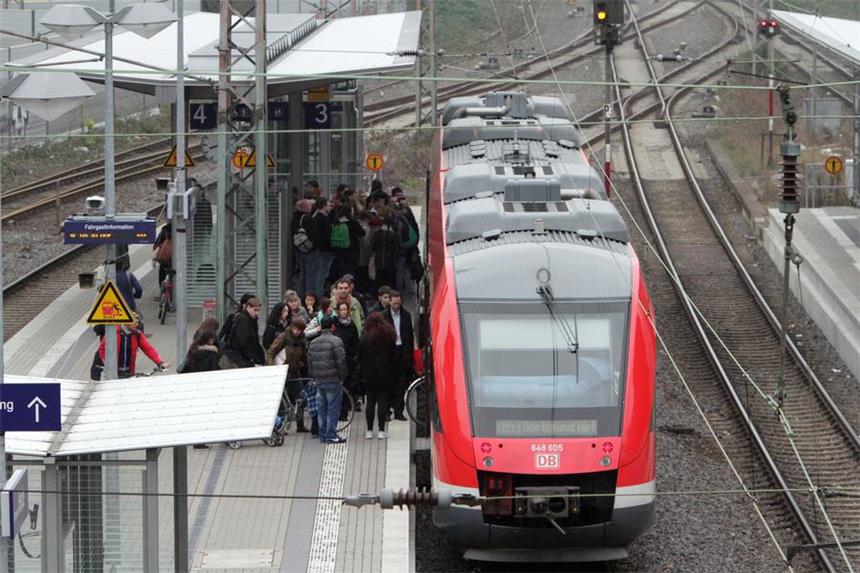 Angriff auf Schwerter Familie: Bahn hat kein Video In der Regionalbahn 53 in Richtung Dortmund - hier der Hörder Bahnhof - war die Familie aus Schwerte angegriffen worden.