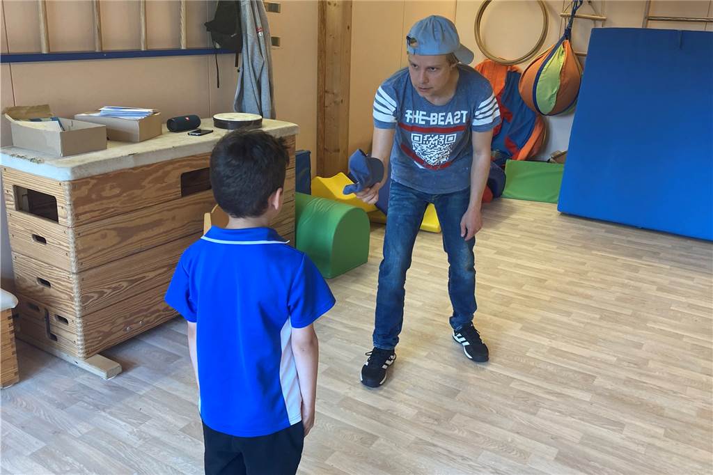 Dorstener Künstler macht Kinder stark gegen Mobbing (mit Video) Ein Kind steht vor dem Trainer und fordert seine gestohlene Mütze zurück.