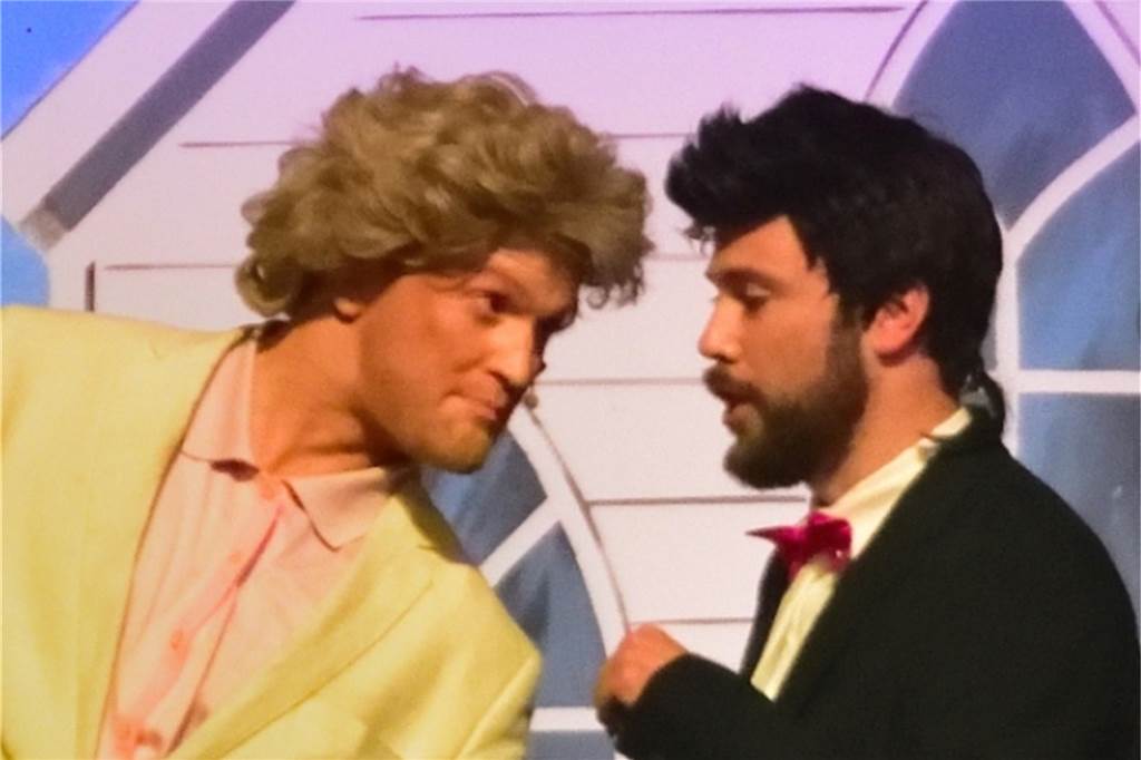 Chris Ewerlein (27) betritt die Musicalbühne – gleich in einer Hauptrolle In der Rolle des Glenn begeisterte Chris Ewerlein (l.) während der Sommersaison das Publikum in Coesfeld.
