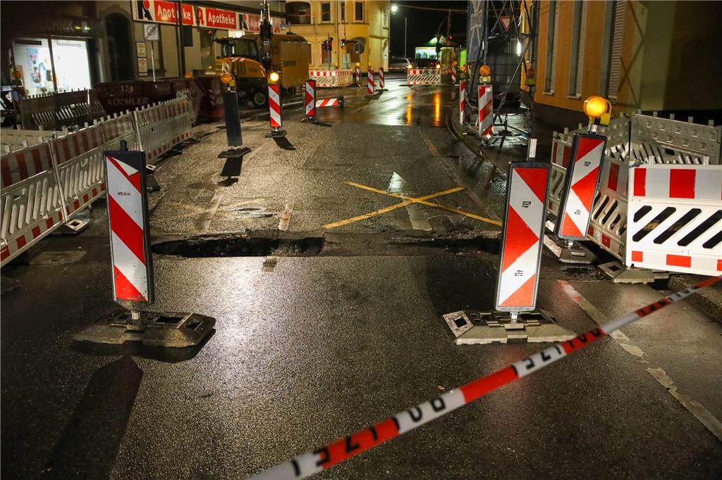 Verkehrschaos nach Tagesbruch im Dortmunder Westen wird erstmal bleiben Der Tagesbruch an der Roßbachstraße in Dortmund Huckarde ist durch Baustellen-Baken und Flatterband abgesperrt.