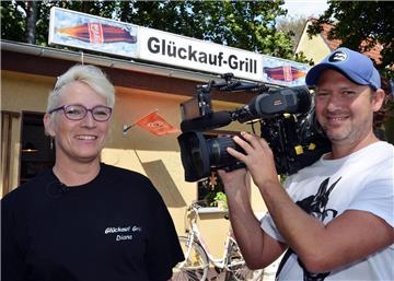 In der RTL-Sendung "Punkt 12" wird Diana Einhaus vom Glückauf-Grill vorgestellt. Kameramann  Philipp Lückert war für die Aufnahmen zuständig.