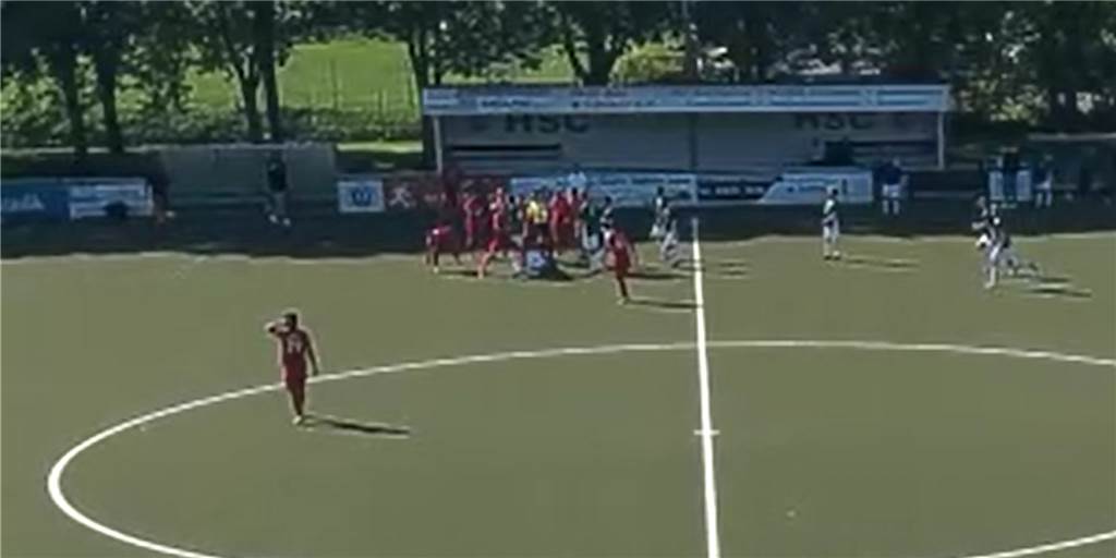 Nach Gewalt-Ausbruch in Holzwickede: Strafe für Spieler der IG Bönen steht fest In der Rudelbildung im Spiel Holzwickeder SC V gegen IG Bönen III hat ein Gästespieler seinen am Boden liegenden Gegenspieler getreten. Dafür ist er nun gesperrt worden.