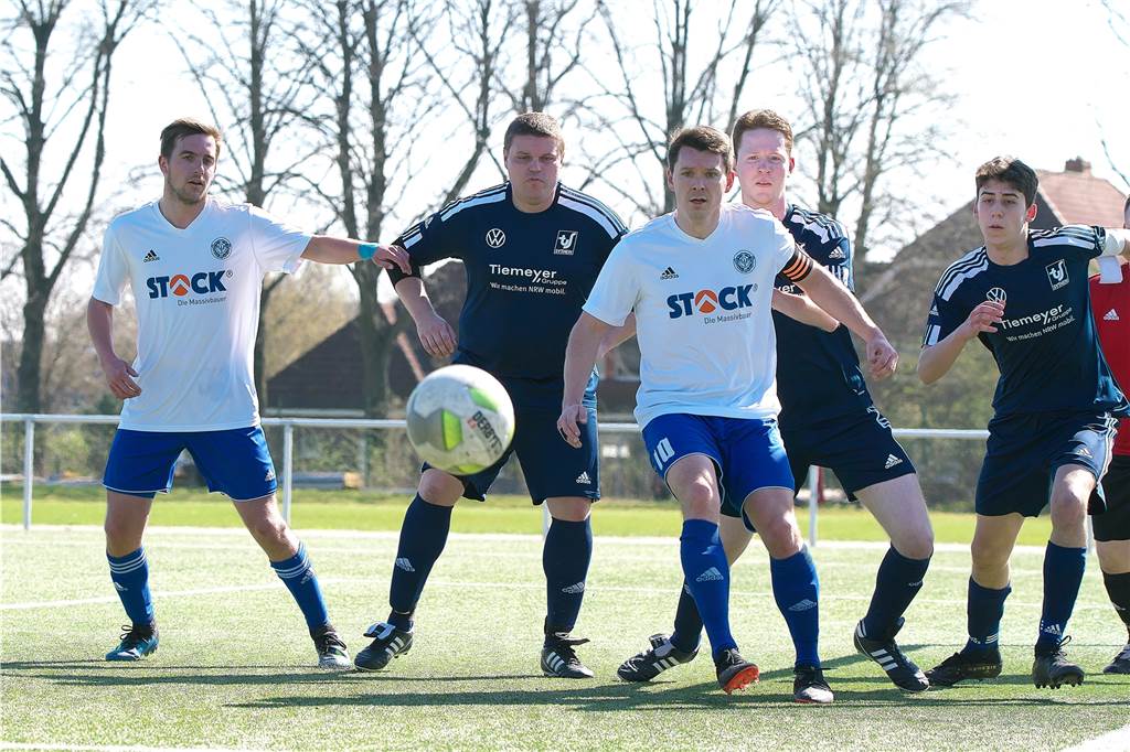 Sythen präsentiert noch einen Neuzugang - vom ETuS Haltern In der Rückrunde noch Gegner, bald in einem Team: Niklas Hüls (l.) verlässt den ETuS Haltern II und wechselt zum von Dennis Schulz (2.v.l.) trainierten TuS Sythen.