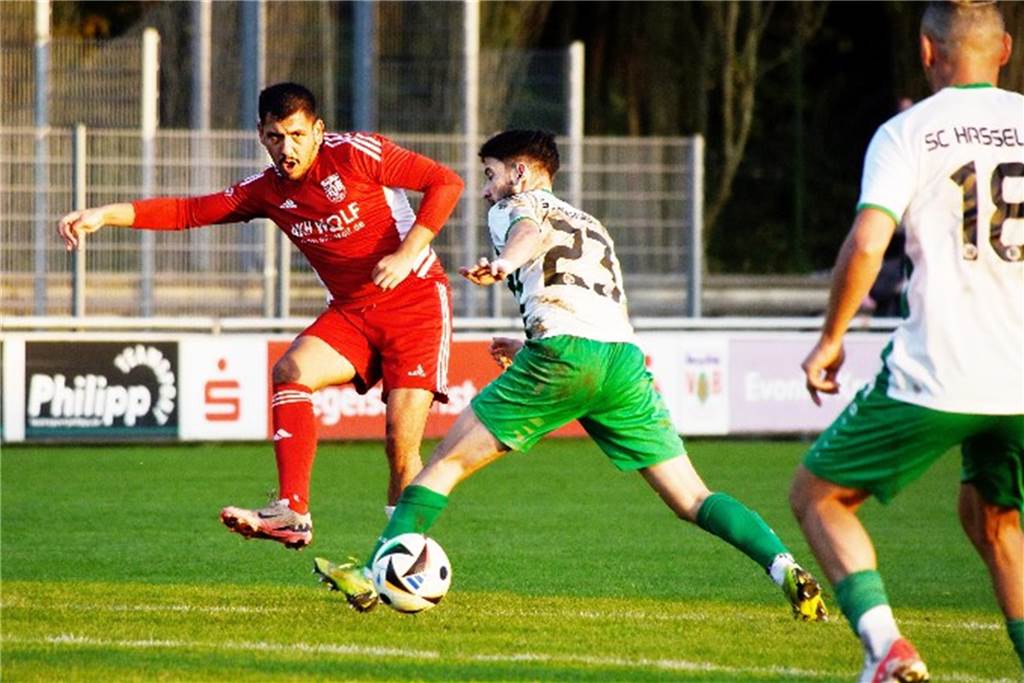 Entlassung, Rücktritt, Verlängerung: Weitere Trainer-Entscheidungen in der Bezirksliga 9 In der Rückrunde wird der SC Hassel mit einem neuen Trainer gegen Justin Andjelkovic (l.) und den VfB Hüls antreten.