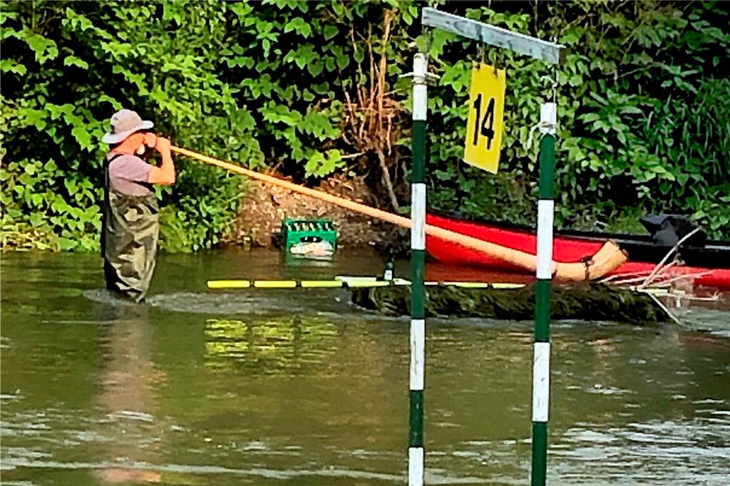 In der Ruhr stehend, spielte ein Alphorn-Bläser.