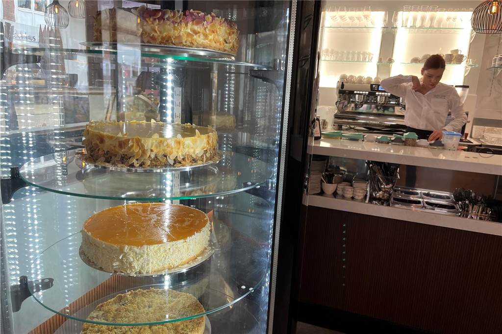 In der runden Vitrine finden sich Torten und Kuchen