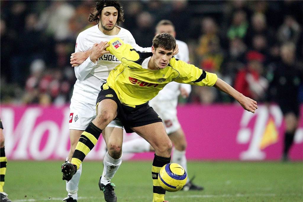 BVB-NLZ-Chef Thomas Broich : „Es geht darum, den nächsten Lars Ricken zu finden“ Sebastian Kehl führt einen Zweikampf gegen Thomas Broich.