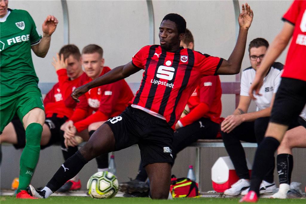 In der Saison 2020/2021 spielte Jonathan Kyeremateng noch beim SV Lippstadt. Aktuell hält er sich beim TuS Bövinghausen fit.