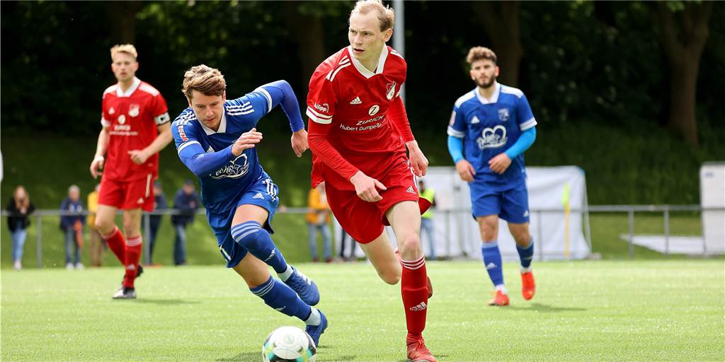 Westfalenliga: Bei der neuen Einteilung der zwei Staffeln droht ein Härtefall In der Saison 2021/22 der Westfalenliga-Staffel 2 spielte RW Deuten (rote Trikots) zweimal gegen den SV Wacker Obercastrop (blaue Trikots). Durch die Neueinteilung der Ligen zur Saison 2022/23 kann es sein, dass sich diese beide Teams nicht erneut treffen.