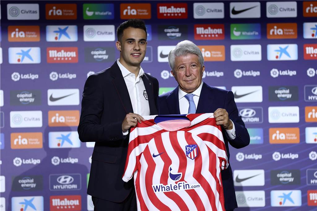 BVB-Gerüchtecheck: Ist Borussia Dortmund heiß auf Linksverteidiger Sergio Reguilon? Sergio Reguilon hält ein Trikot in der Hand.