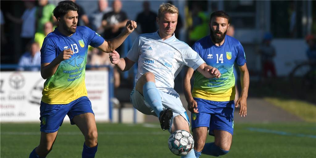 Wacker Obercastrop: Klub stellt Antrag für Dritte Mannschaft - neue Trainer an der Angel In der Saison-Schlussphase hängte sich für den Wacker III auch der ehemalige Obercastroper Westfalenliga-Kapitän Bastian Fritsch (am Ball) rein. So auch beim 5:0-Sieg im neu aufgelegten Entscheidungsspiel auf Schwerin gegen den VfL Herne.