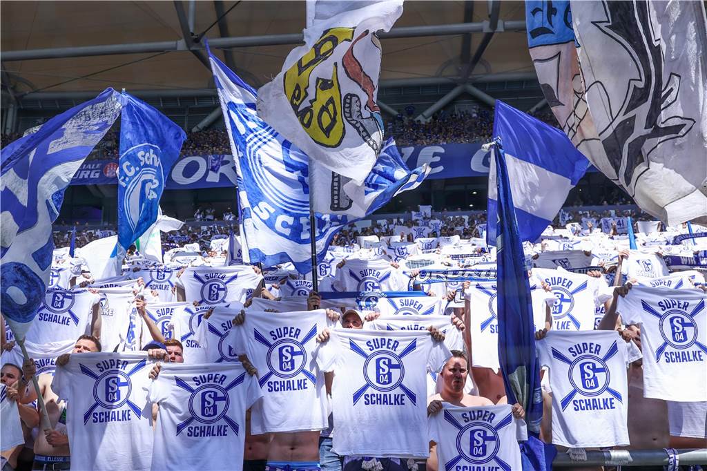 In dieser Rangliste steht Schalke ganz oben: In der Schalker Nordkurve stehen die treuesten Fans der Königsblauen.
