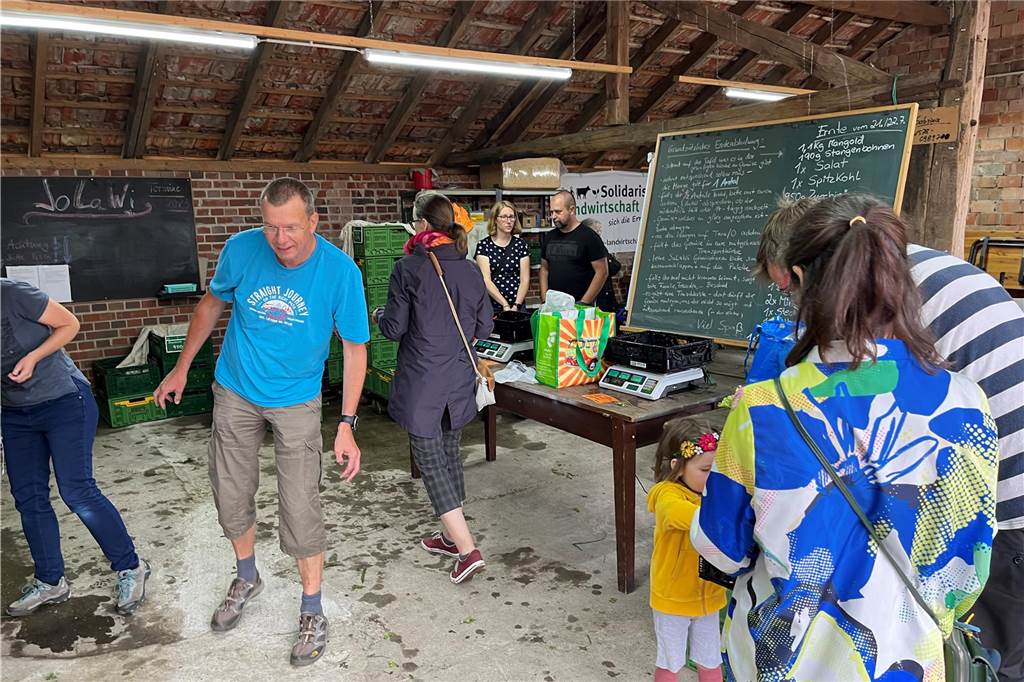 Solawi geht in die zweite Runde: Wie Sie mitmachen können Volle Scheune am Abholtag beim Hof Mehring