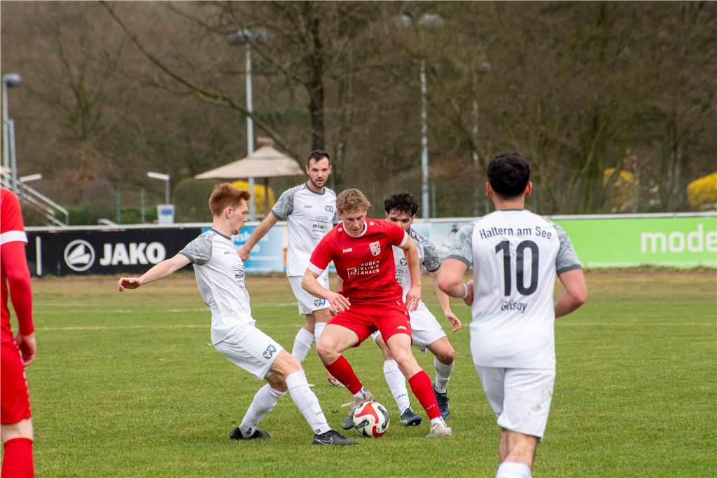In der Schlussphase belohnte sich der TuS Haltern für ein gutes Spiel gegen den Tabellenzweiten: Dank eines späten Treffers holten die Seestädter drei Punkte gegen den SV Eintracht Ahaus, schlugen die Gäste aus dem Münsterland mit 1:0.