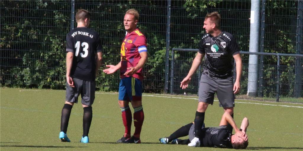 Borks Coach in Richtung Kamener SC: „Nachtreten ins Gesicht ist nicht so sportlich“ In der Schlussphase wurde es zwischen dem Kamener SC - hier Phlippp Denninghoff im Gespräch mit Borks Andreas Illtz (l.) - und dem PSV Bork etwas hektisch.