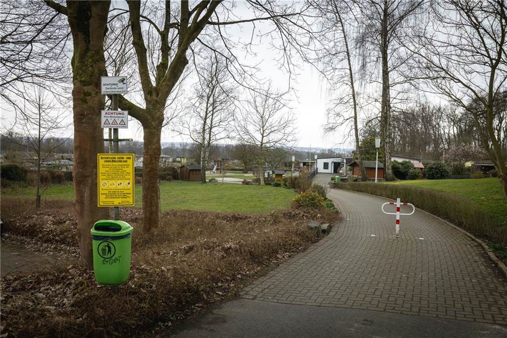 Westricher Gartenfreund muss Bananenrepublik-Flagge abnehmen Hauptweg in die Kleingartenanlage Westrich.
