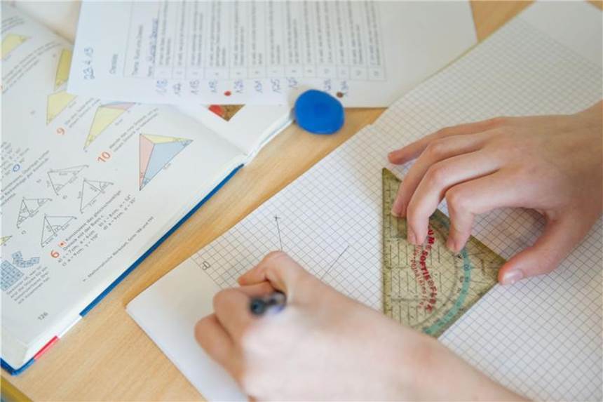 In der Schule kann eine unentschiedene Händigkeit Probleme bereiten. Foto: Sebastian Kahnert
