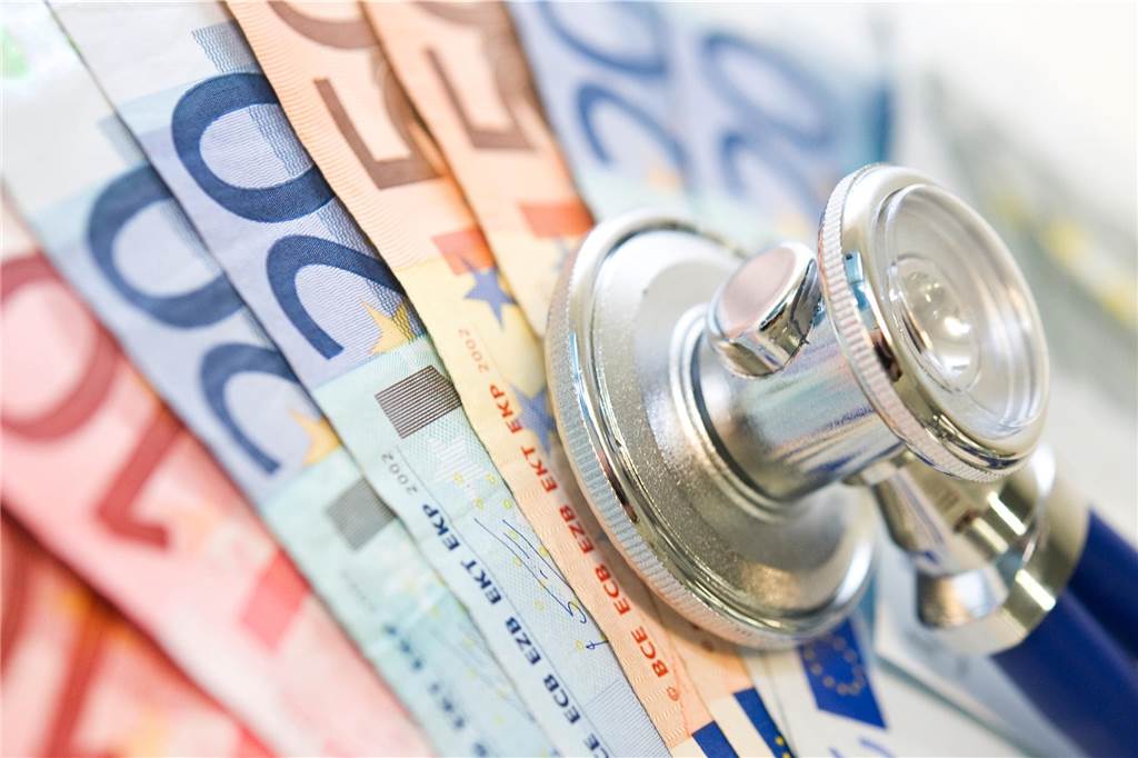 Geld und ein Stethoskop.