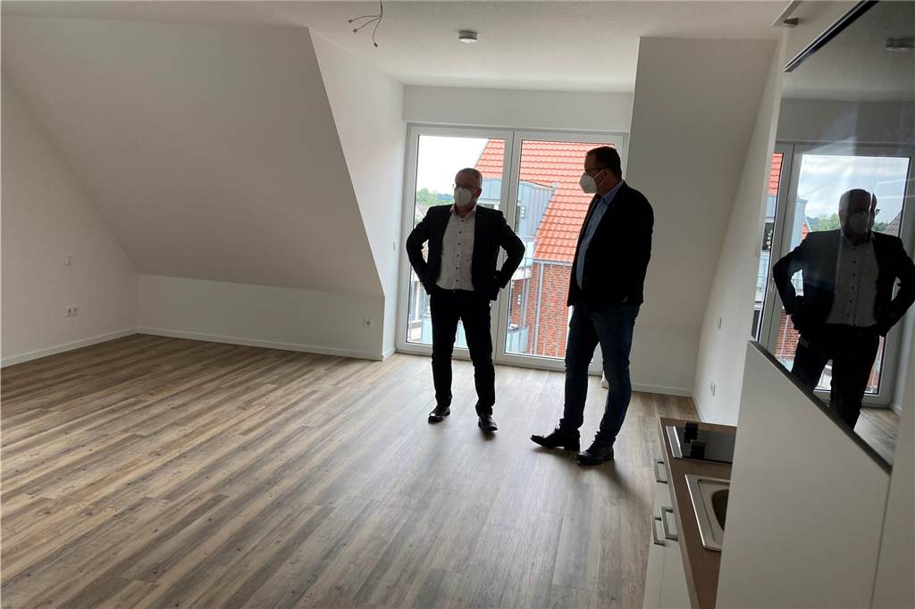 Elfriede Winterott (85) hat sich für eine Senioren-WG entschieden In der Senioren WG sind noch einige Zimmer frei, zum Beispiel dieses rund 40 Quadratmeter große, das Bürgermeister Martin Tesing und Investor Tobias Brun sich anschauen.