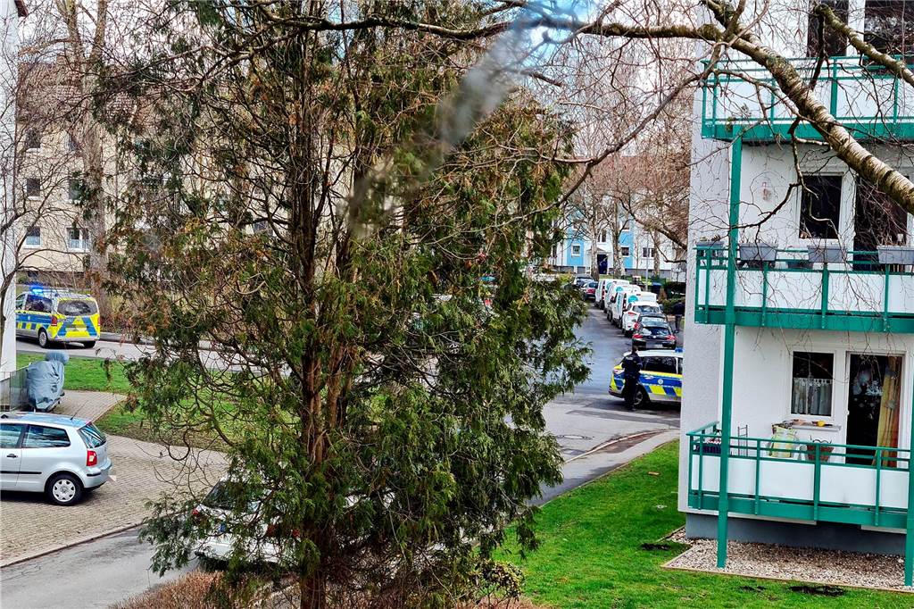 Mit Video: Augenzeuge erlebte, wie die Schüsse durch die Tannenstraße hallten In der Siedlung rund um Tannen- und Tulpenstraße wimmelte es nur so von Einsatzkräften der Polizei.