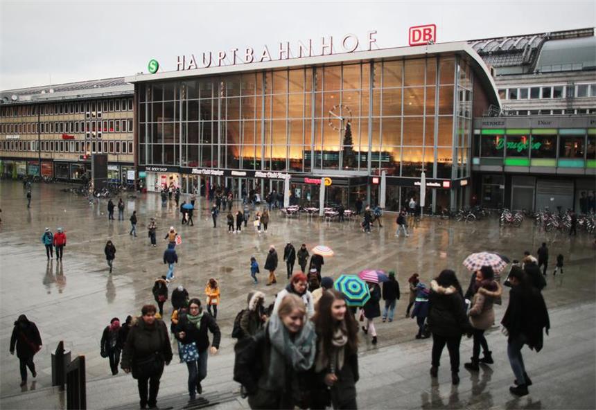Kölner Silvesternacht: Erste Verhandlung im Februar In der Silvesternacht sind rund um den Kölner Hauptbahnhof Dutzende Frauen massiv sexuell belästigt und ausgeraubt worden.