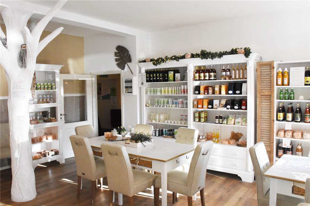 Wie aus einer Salzgrotte im Abstellraum die Sole Oase in Lünten wurde In der Sole Oase gibt es nicht nur Salzgrotten, sondern auch Naturprodukte und ein Café.