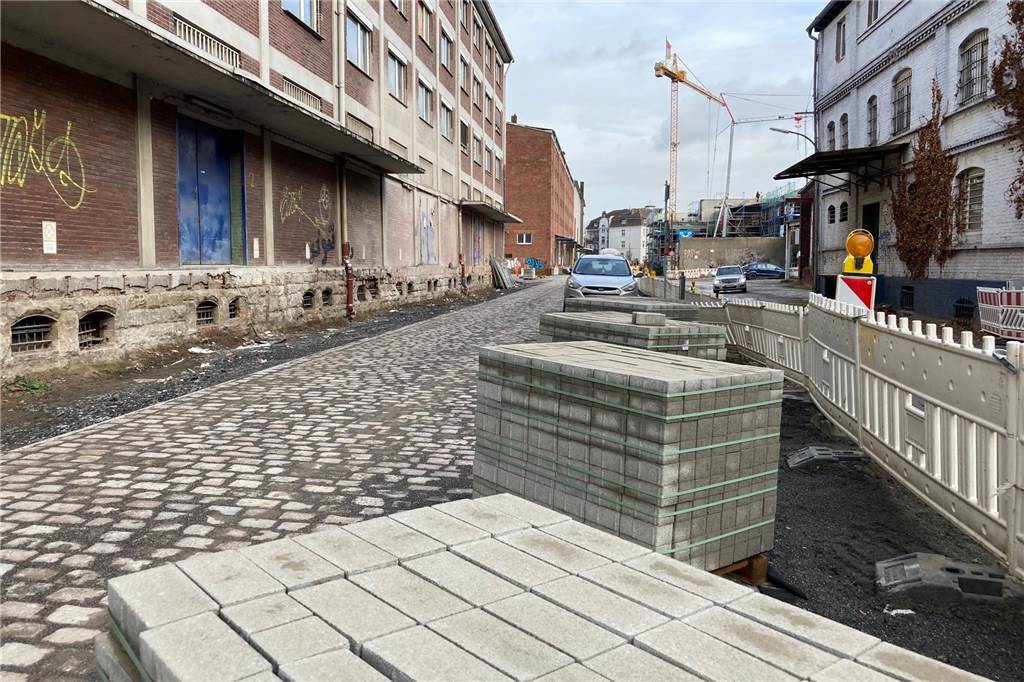 Gastronomie, Büros und mehr: Umbau für Lensing Media Port kann starten In der Speicherstraße laufen vor dem künftigen Lensing Media Port die Pflasterarbeiten.