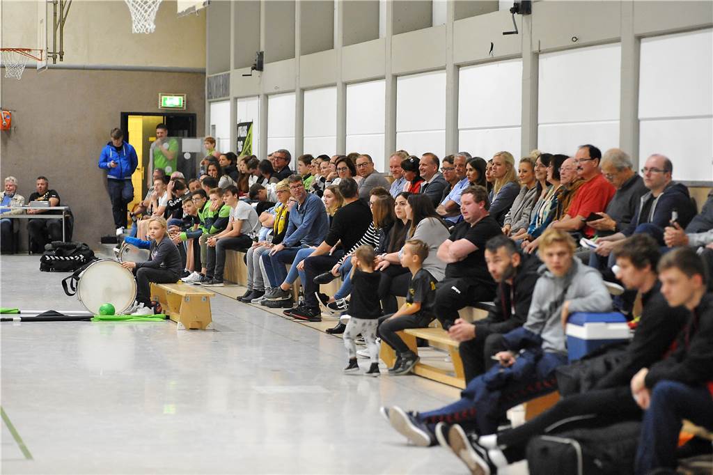 Die HSG Rauxel-Schwerin ist wieder Tabellenführer In der Sporthalle des Adalbert-Stifter-Gymnasiums fanden sich einige Zuschauer bei der Partie der HSG Rauxel-Schwerin ein.