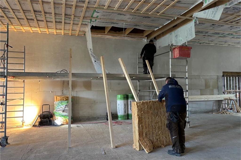 Neues Vereinsheim des TV Vreden fast fertig Trockenbauer kümmern sich gerade um die Decke der Halle.