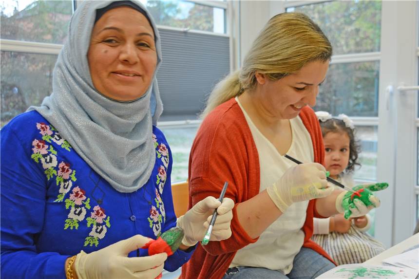 Flüchtlinge mit Bleiberecht in Dorsten werden umfangreich unterstützt In der Sprachfördergruppe Kitama im Familienzentrum Joachimstraße treffen sich regelmäßig montags Frauen und Kinder zu Kreativangeboten.